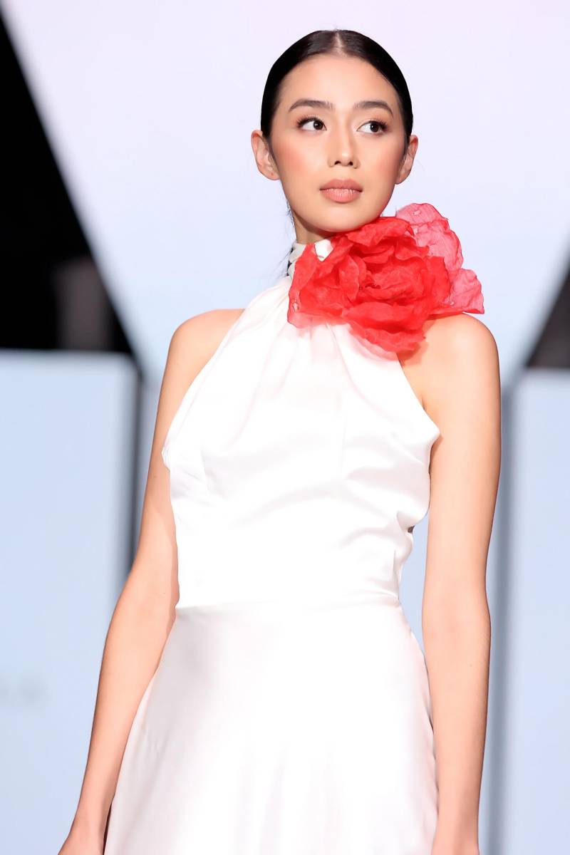 Vestido cuello estilo halter con flor oversize creada con técnicas de manipulación textil de la colección <i>Eterna Blanca</i> de la estudiante de Diseño de Modas de Unitec, Julieth Ortega