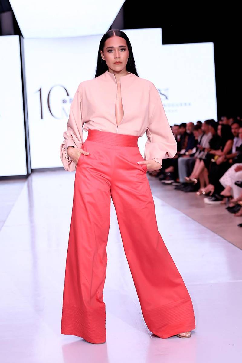 La apuesta ganadora de la diseñadora es su combinación cromática, que nos sumerge de inmediato al maravilloso y surrealista mundo coralino 