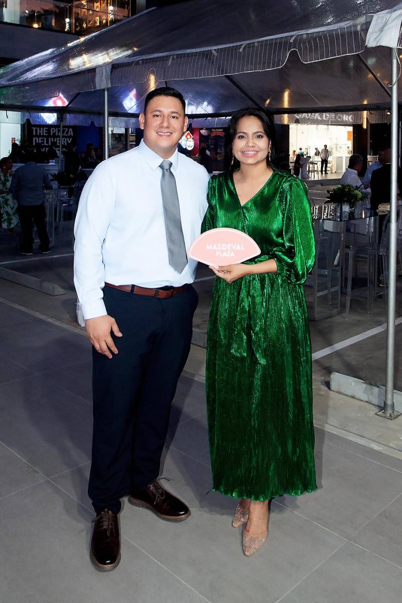 Asistentes a la inauguración de Masdeval Plaza.
