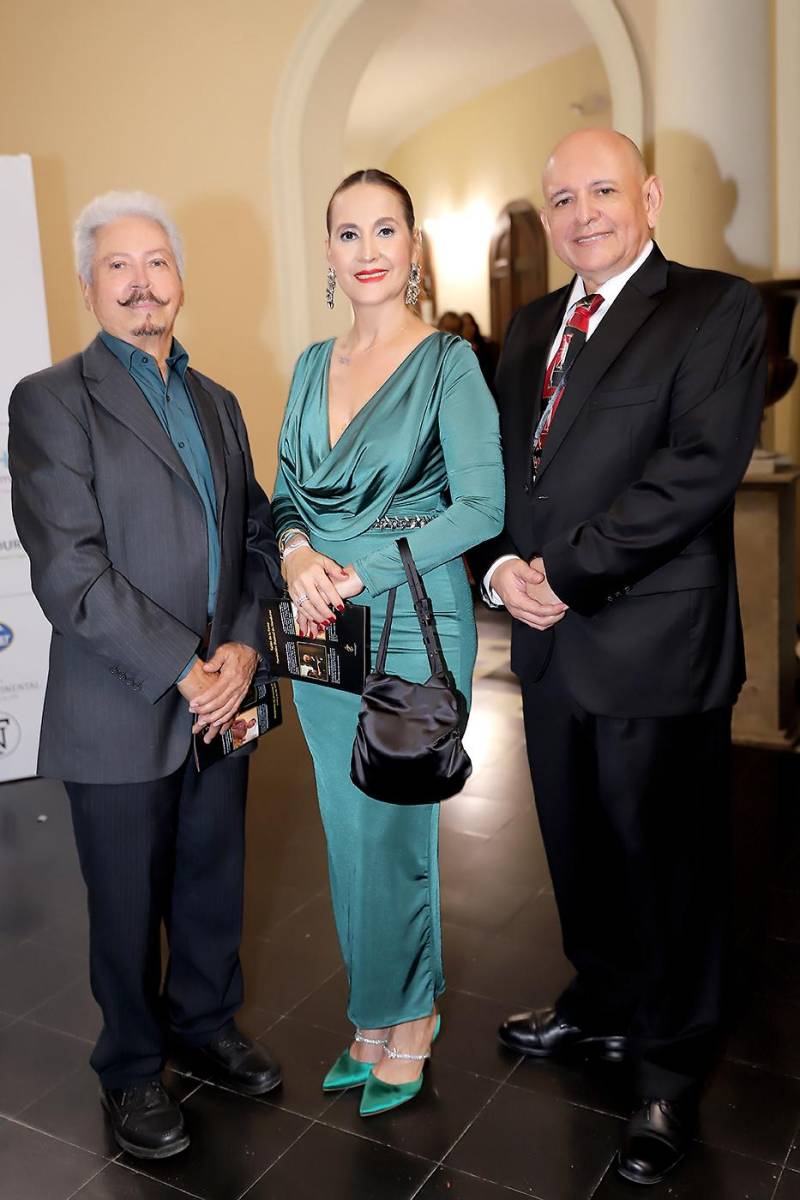 Roberto Mossi, Mayra Urquía y Julio Visquerra.