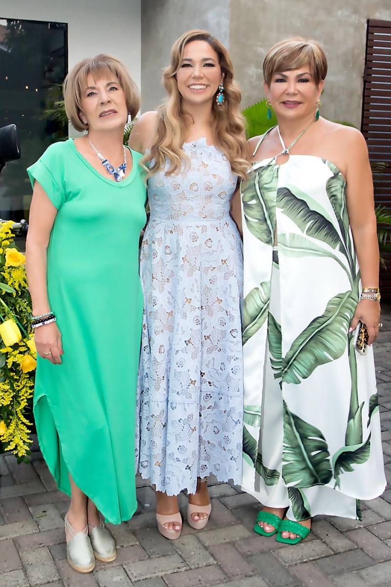Maria Elena Garita con Nicole y Pamela Vaquero