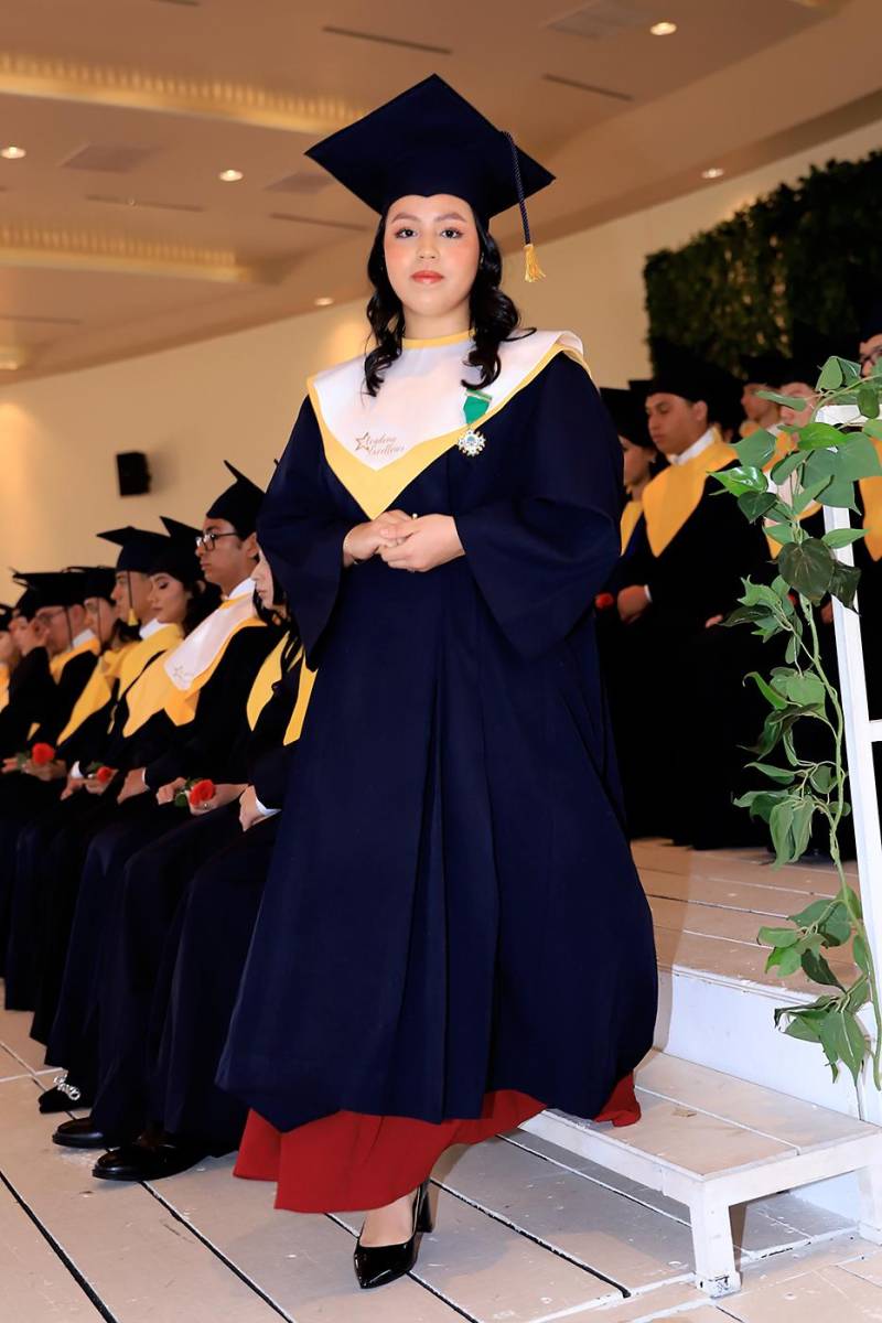Elisa Flores.