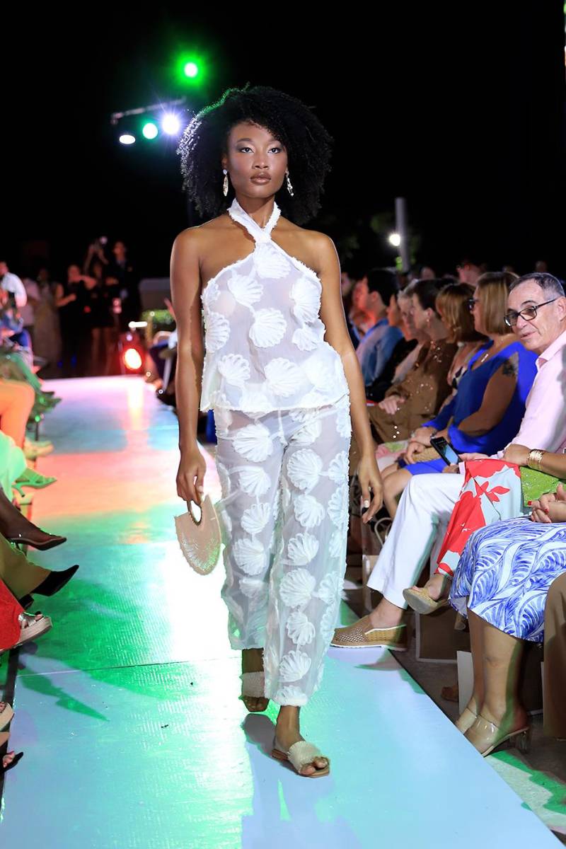 La pasarela de Santorini en el Roatán Fashion Show 2025