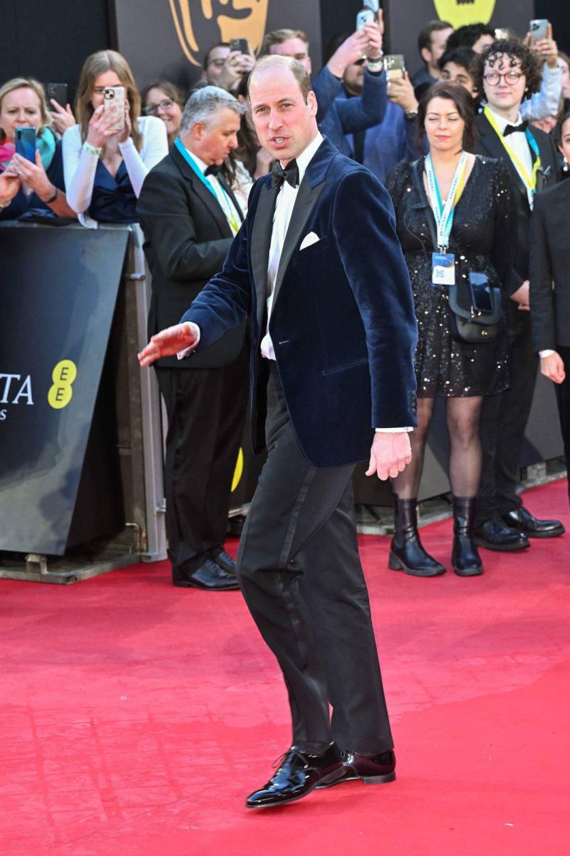Guillermo Príncipe de Gales, se nos hace raro ver al príncipe llegar a la red carpet de los Premios BAFTA sin su esposa, pero, aún así, el futuro heredero del trono de Inglaterra lució una blazer de terciopelo azul con solapa smoking y pantalones negros que remató con unos zapatos de charol.