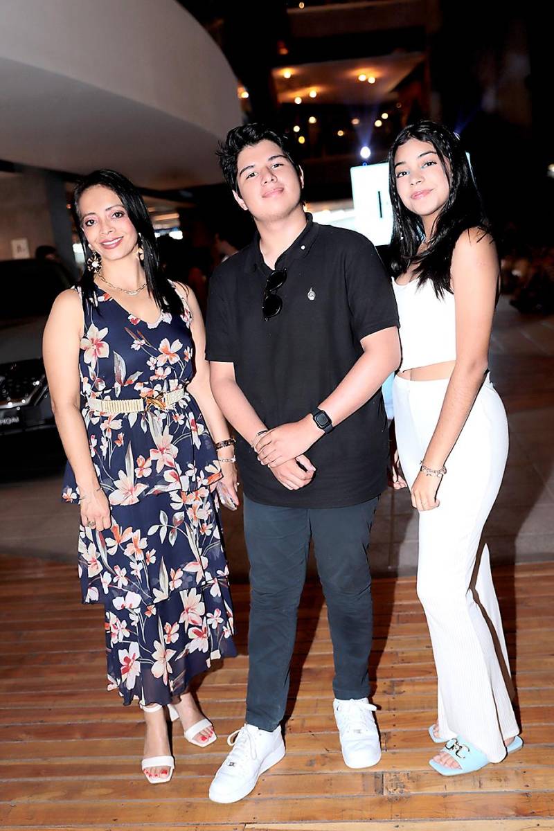 Zoila de Ramírez, José Pineda y Valeria Salgado.