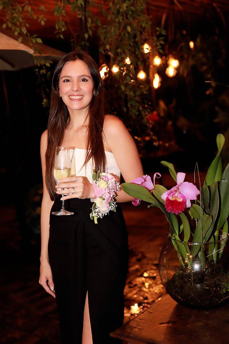 Tras vivir momentos inolvidables durante su tiempo de noviazgo, Andrea Pedemonte y Juan Carlos Pineda anunciaron con júbilo que estaban listos para dar el gran paso hacia el matrimonio. Este emocionante capítulo en sus vidas fue motivo suficiente para que familiares y amigas se unieran con gran emoción en una conmovedora despedida de soltera en su honor, celebrada en el mágico escenario de Jardinería Samart.