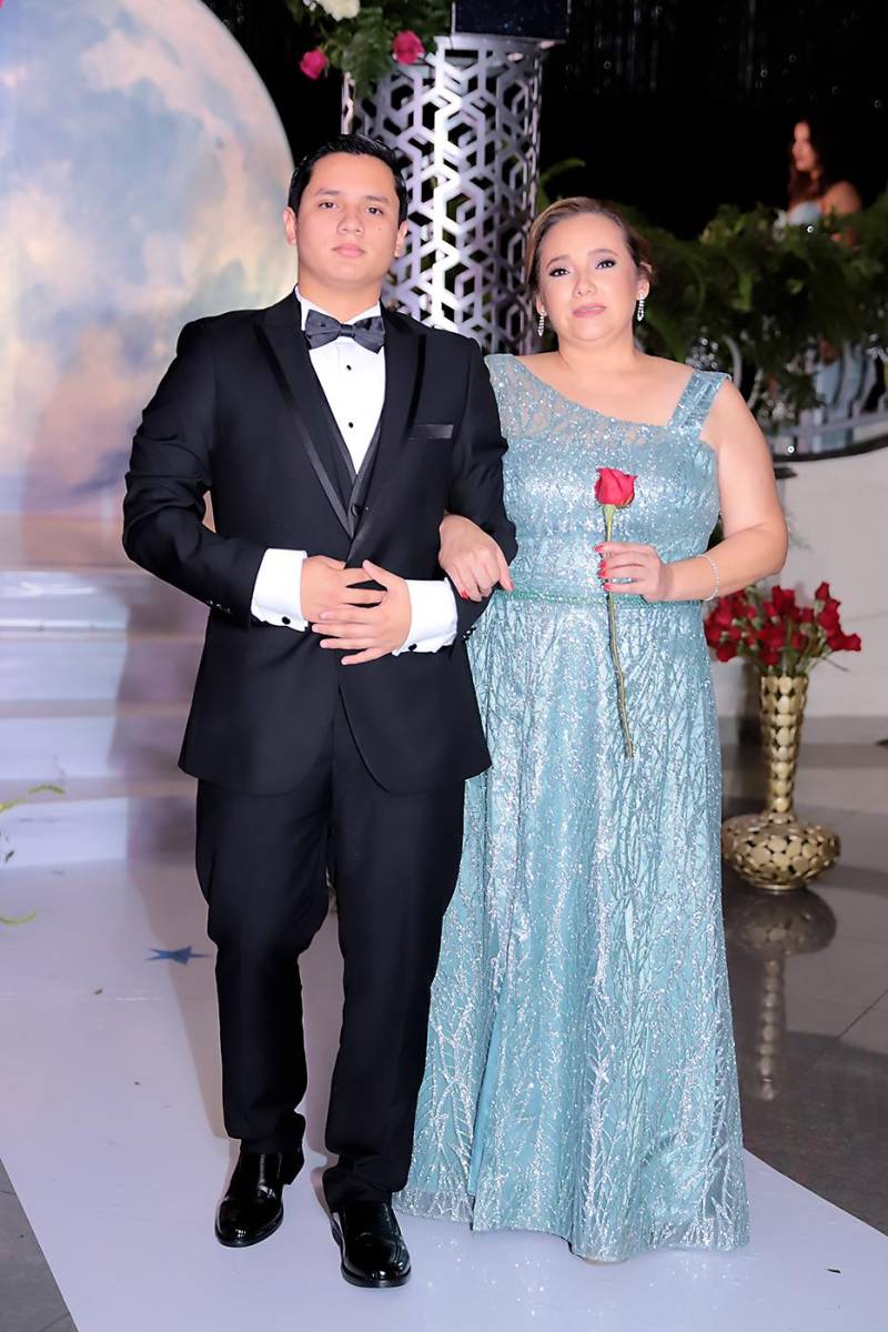 Desfile padres e hijos de la prom 2024 del Instituto San José del Carmen