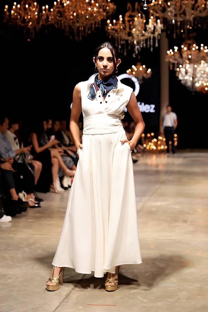  Al estilo francés e inspirada en la gran Coco Chanel, Gladys Gonzalez nos cuenta que estos dos elementos fueron lo que la inspiraron a crear esta colección que sale de lo cotidiano. Esta propuesta de Gladys Gonzalez promete ser única en su estilo, al mezclar elementos históricos de los trajes navales con la elegancia y la modernidad de la moda contemporánea. 
