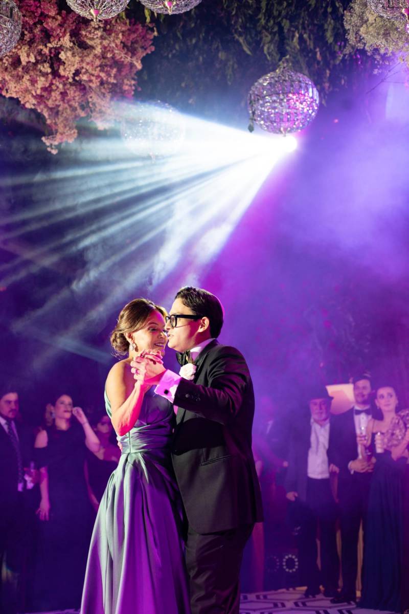 Durante su boda, el novio bailó con su mamá, Mandy Rivera, al ritmo de la canción ‘Eso que tú me das’ de Jarabe de Palo, creando un momento lleno de amor y gratitud.