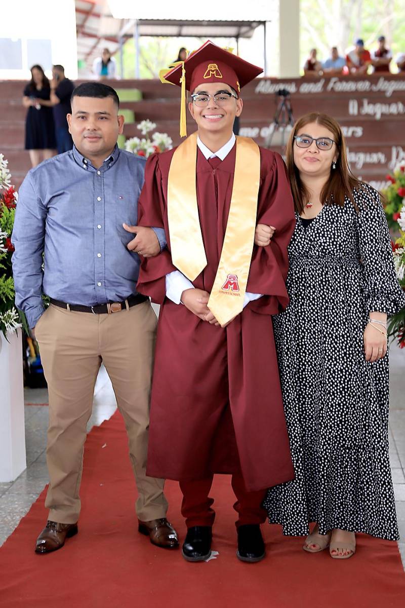 Graduación de los seniors 2025 de Mayan School