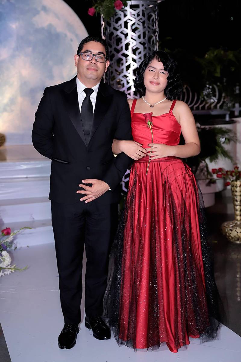 Desfile padres e hijos de la prom 2024 del Instituto San José del Carmen
