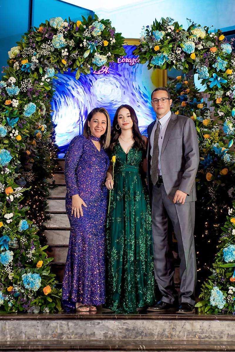 Lizzy Eguigure, Daniela Ortega y Darine Ortega.