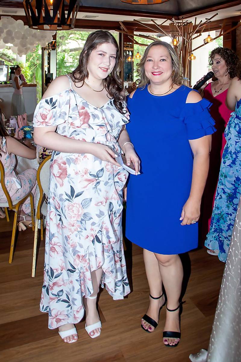 Victoria Valenzuela y Flor Regalado de Valenzuela.