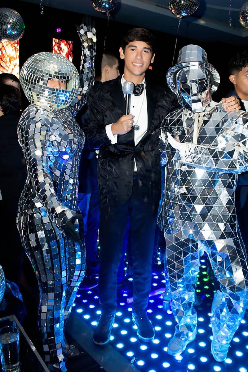 Nadav Schmidt junto a los bailarines de Chepe Show 