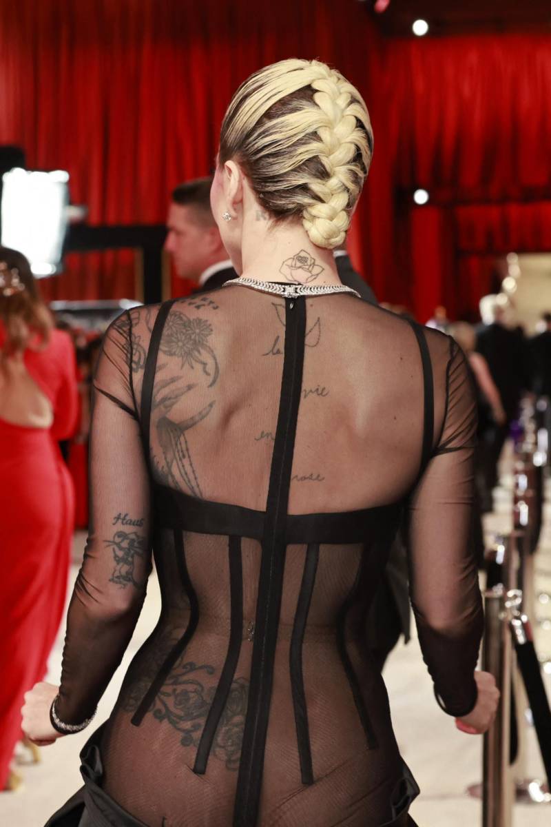 En la parte trasera del vestido las transparencias revelan la silueta de forma sensual y atrevida