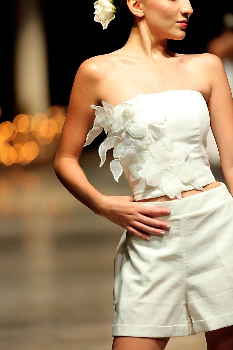 Strapless top bordado con flores de organza de seda 