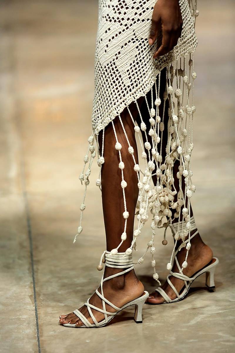 Lawin Paz colaboró con la marca artesanal de zapatos Valuna by Gabriela Puerto para diseñar la línea exclusiva María Bonita, compuesta por zapatos elaborados con lino y decorados de barro quemado.