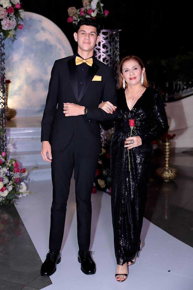 Desfile padres e hijos de la prom 2024 del Instituto San José del Carmen