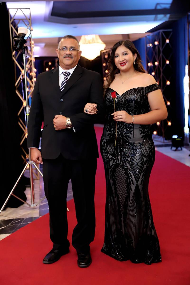 Desfile padres e hijos de la prom 2025 del Instituto San José del Carmen