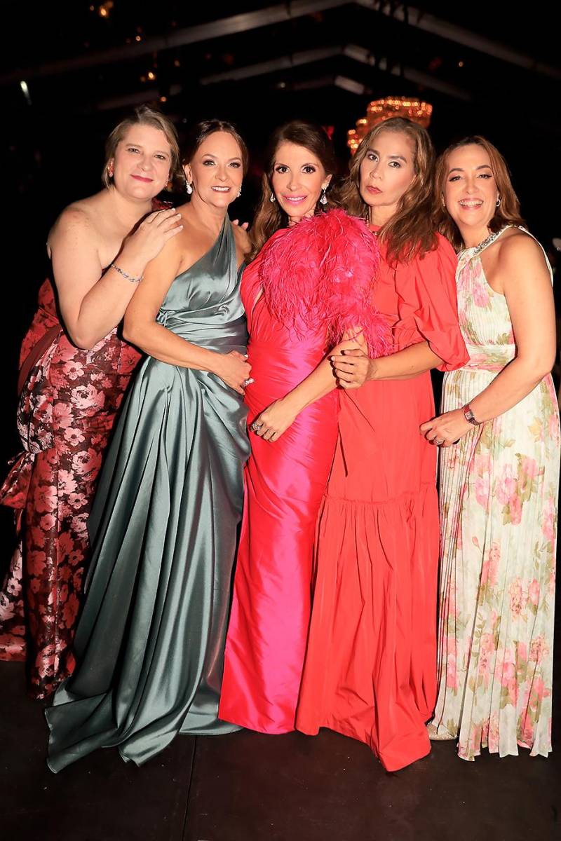 Leda Álvarez, Mandy Rivera, Maribel Rosa, Marcela Calderón y Ráquel Lardizábal 