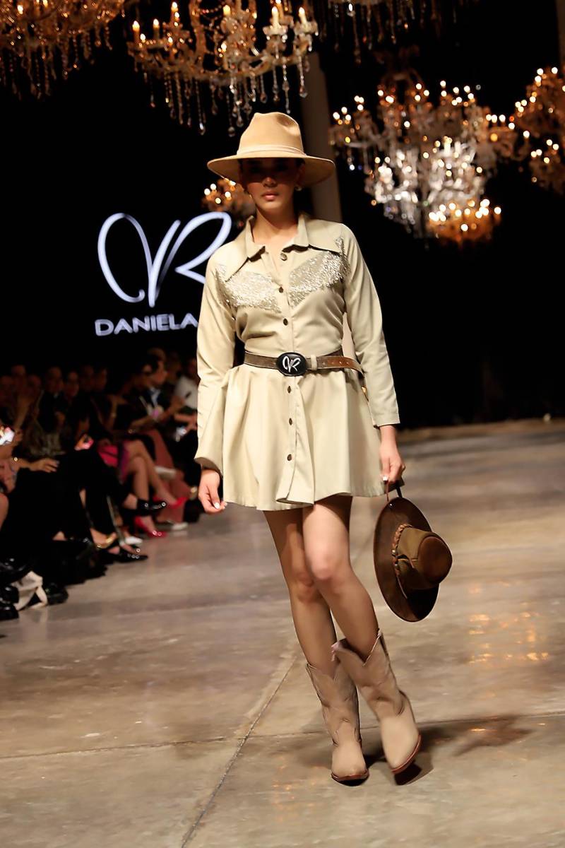 Vestido camisero adornado con flecos de cristal, acompañado de cinturón, sombrero y botas de cuero vacuno diseñadas por Ríos.
