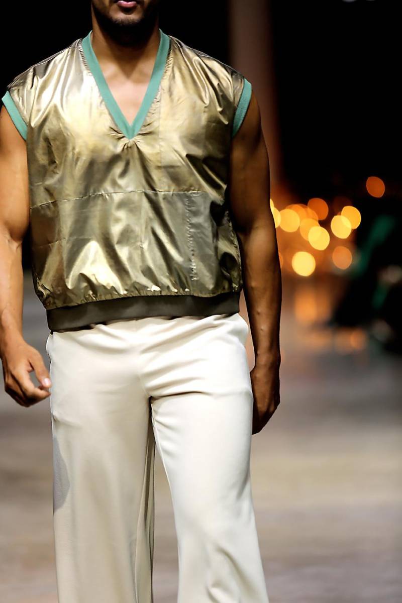 Closed v.neck vest confeccionado en tejido metalizado para darle un upgrade al look clásico.