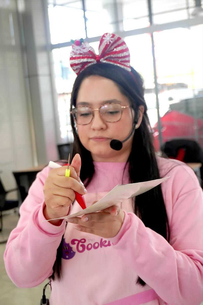 Expertas de The Cookie Jar ayudaron a los invitados con sus creaciones.