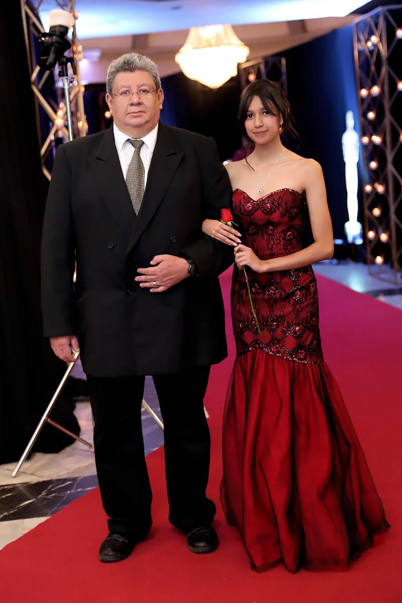 Desfile padres e hijos de la prom 2025 del Instituto San José del Carmen