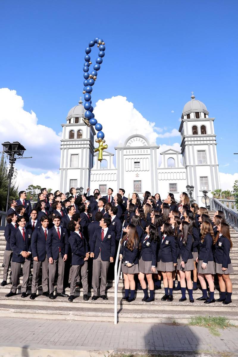 Al final de la ceremonia, los seniors elevaron al cielo un rosario formado por globos a cargo de Bloonz por Melissa Boquín