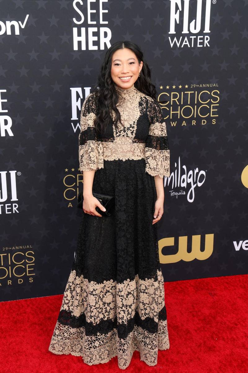 La rapera y actriz Awkwafina en un diseño de encaje Dior Haute Couture.