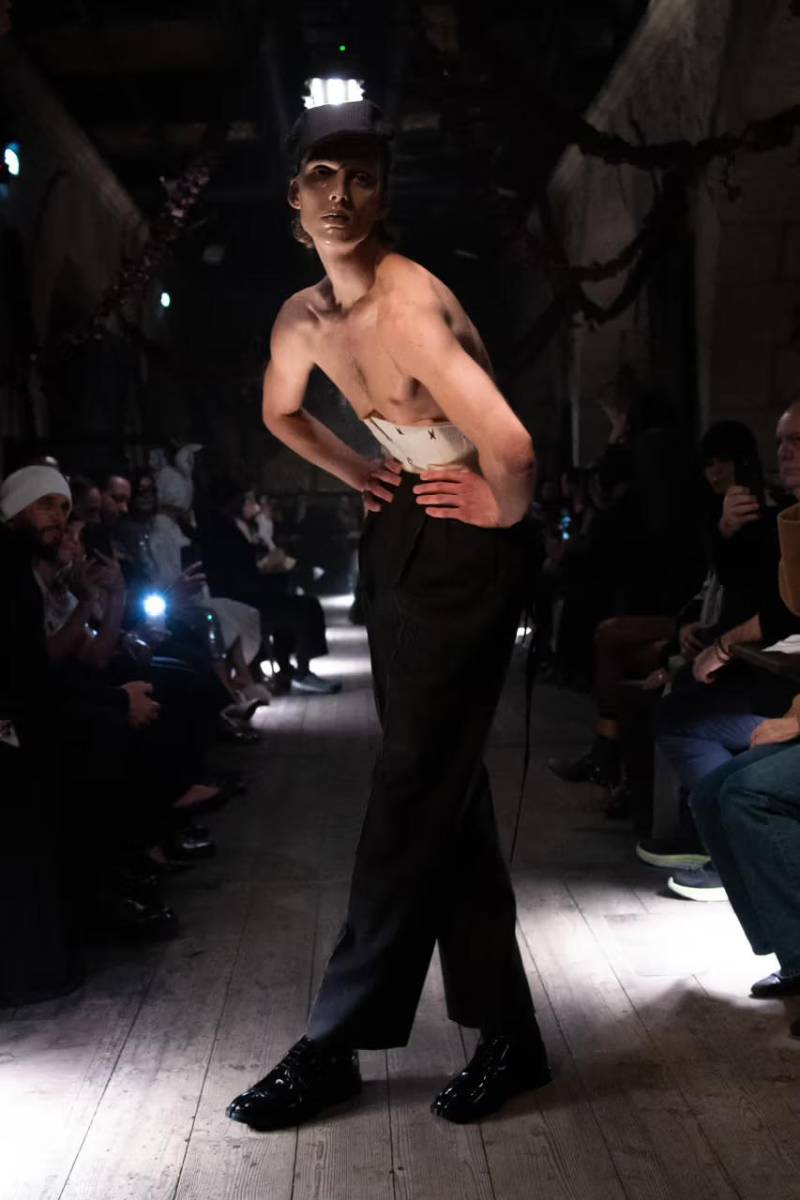 Corsets de estilo bajo a la cintura.