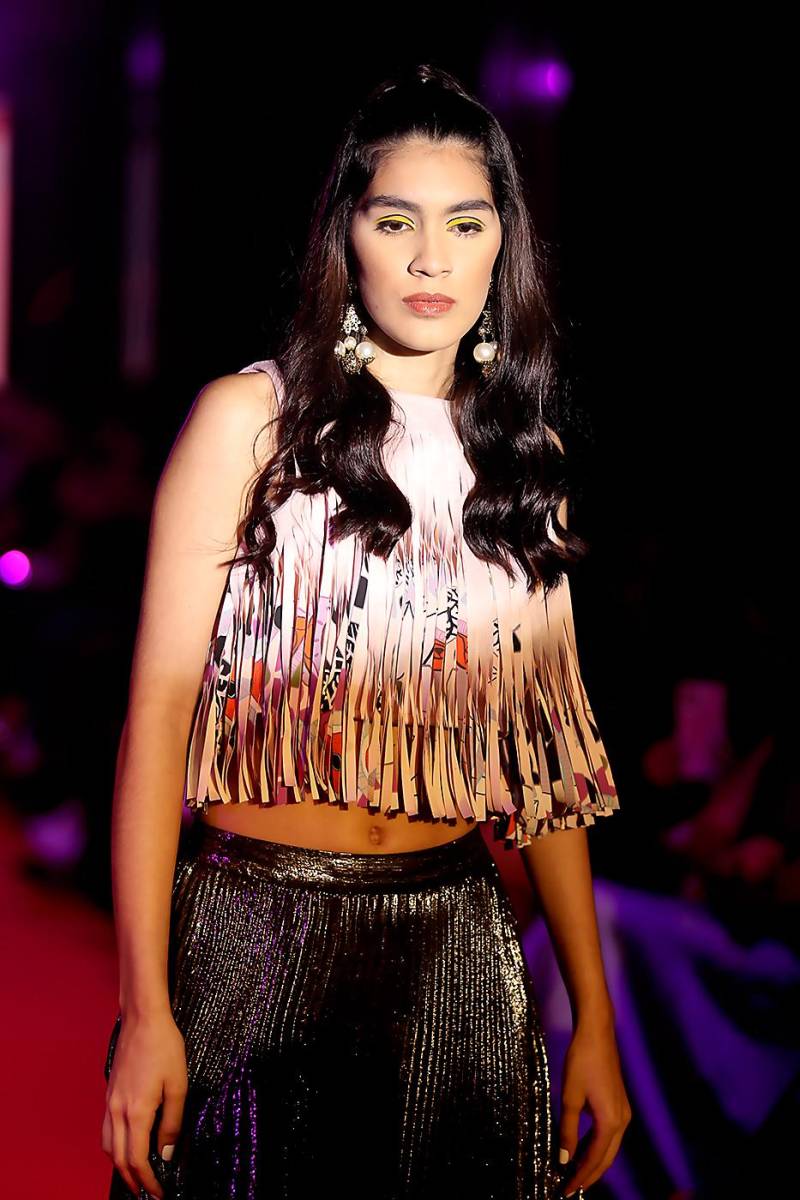 FLECOS. Van y vienen, temporada tras temporada, reinventándose para las nuevas generaciones. Los flecos dan movimiento a este top de cuello alto de la colección upcycled de Rebecca Rosenthal y Daniela Fajardo