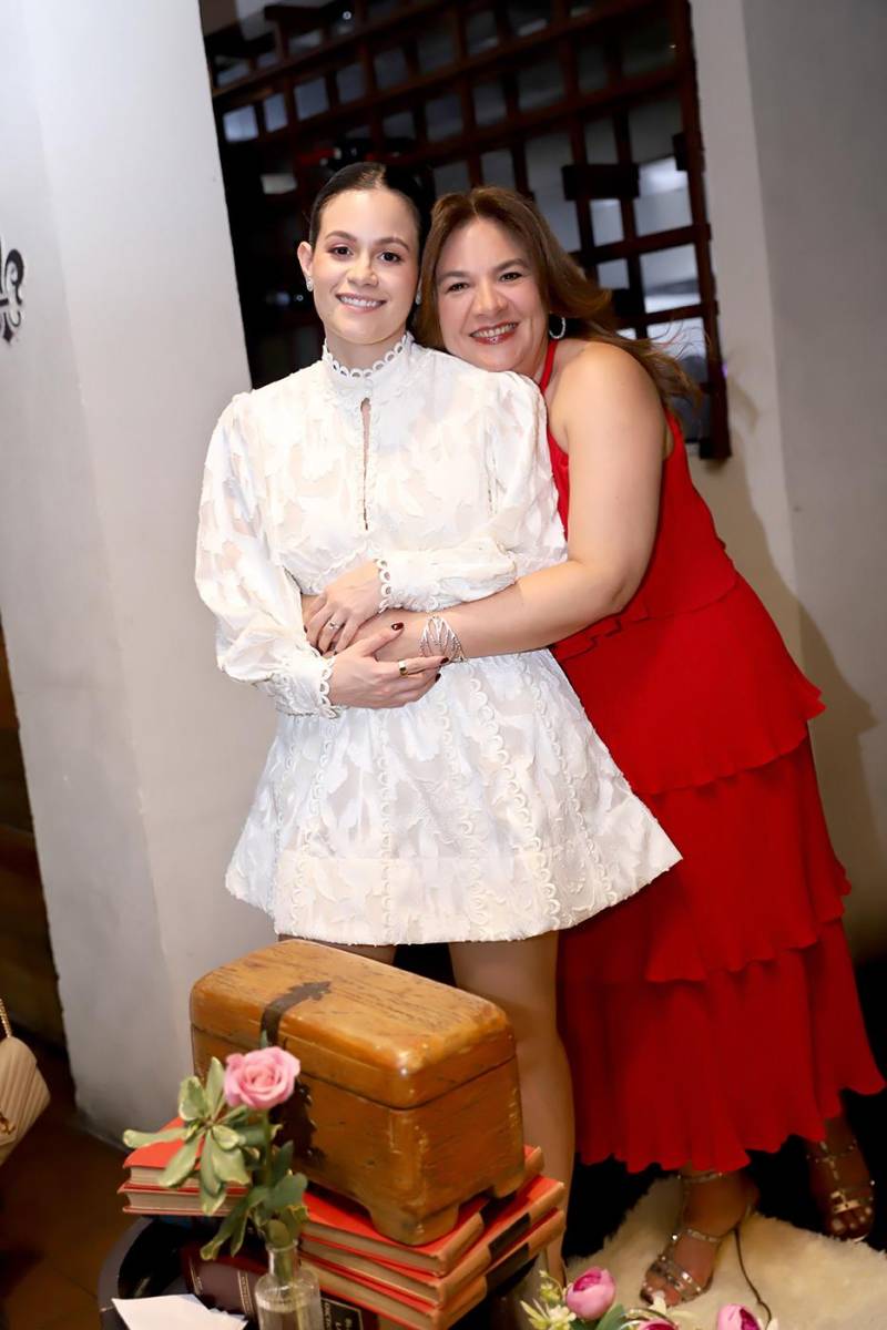 Allison Rivera y Gaby Salazar.