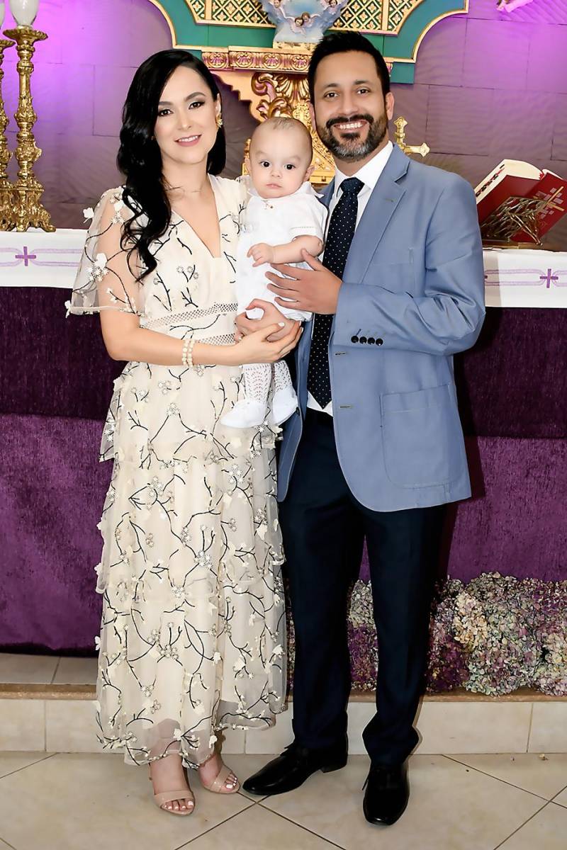 Rebecca y Alvaro Reyes con su hijo Alvaro