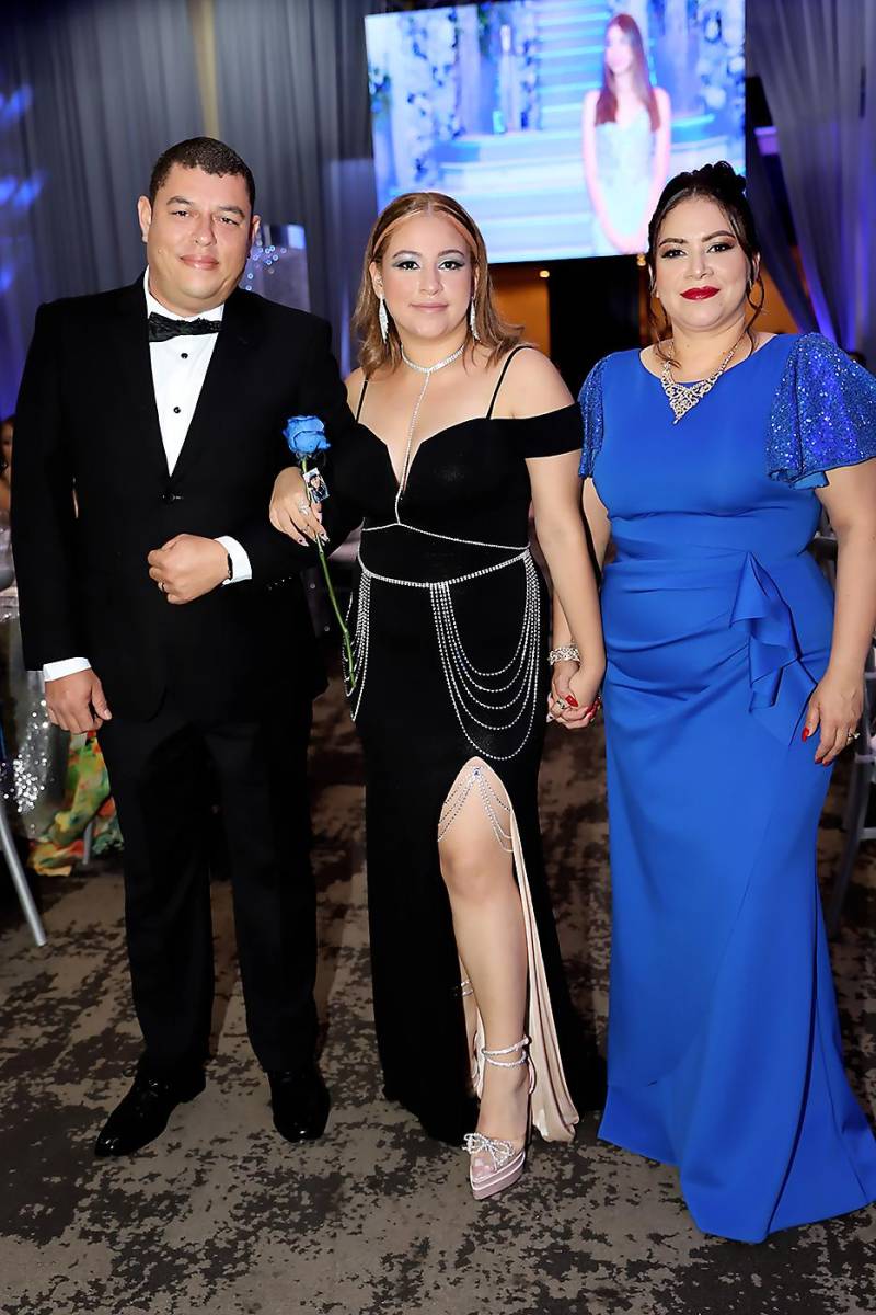 Andrea Isabel Cruz Castrillo con sus padres Edgar Cruz y María Andrea Castrillo 