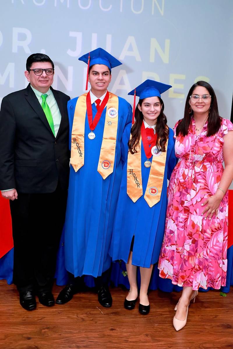 Los felices graduados Gabriel y Gabriela Ponce 