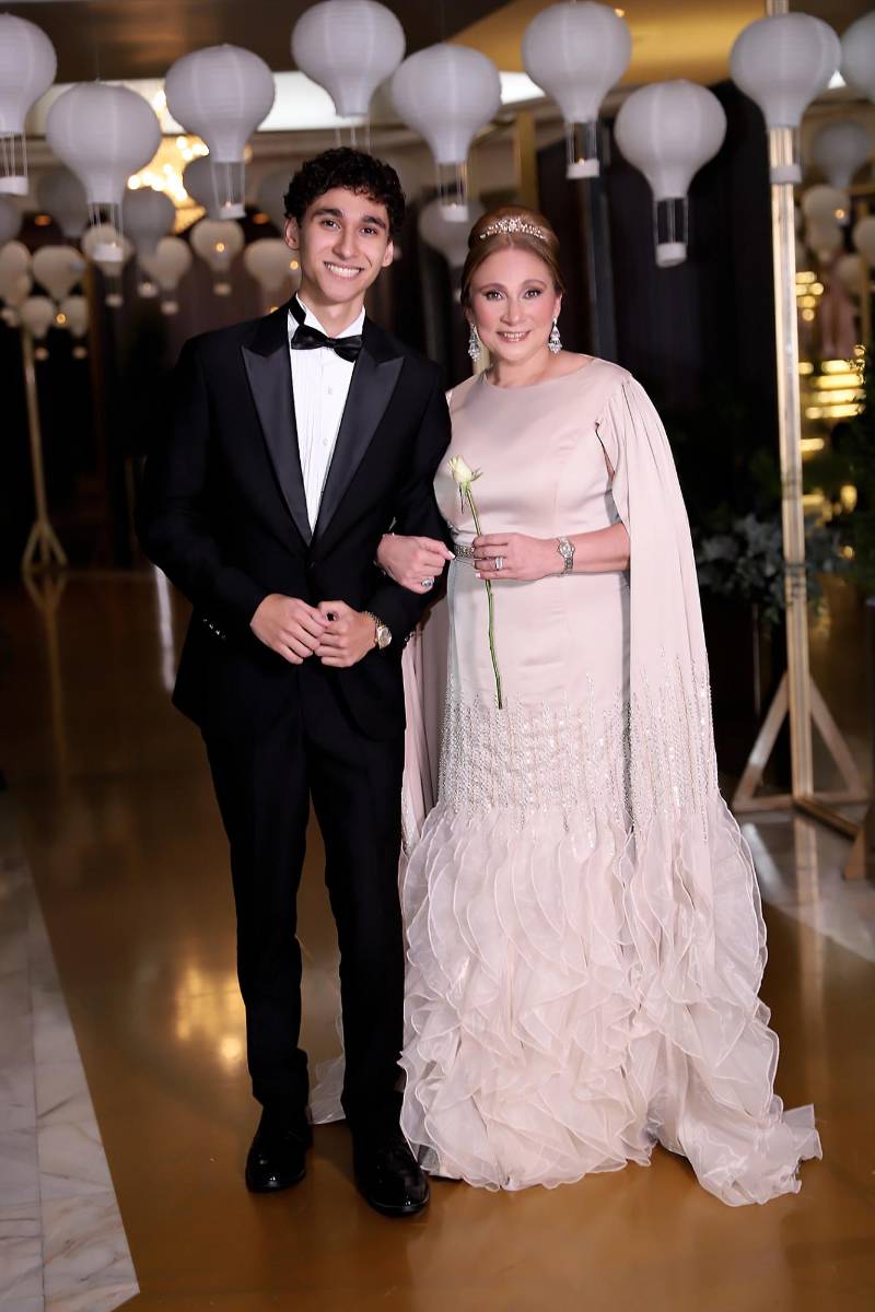 Mario Pineda con su madre Marcela Dox