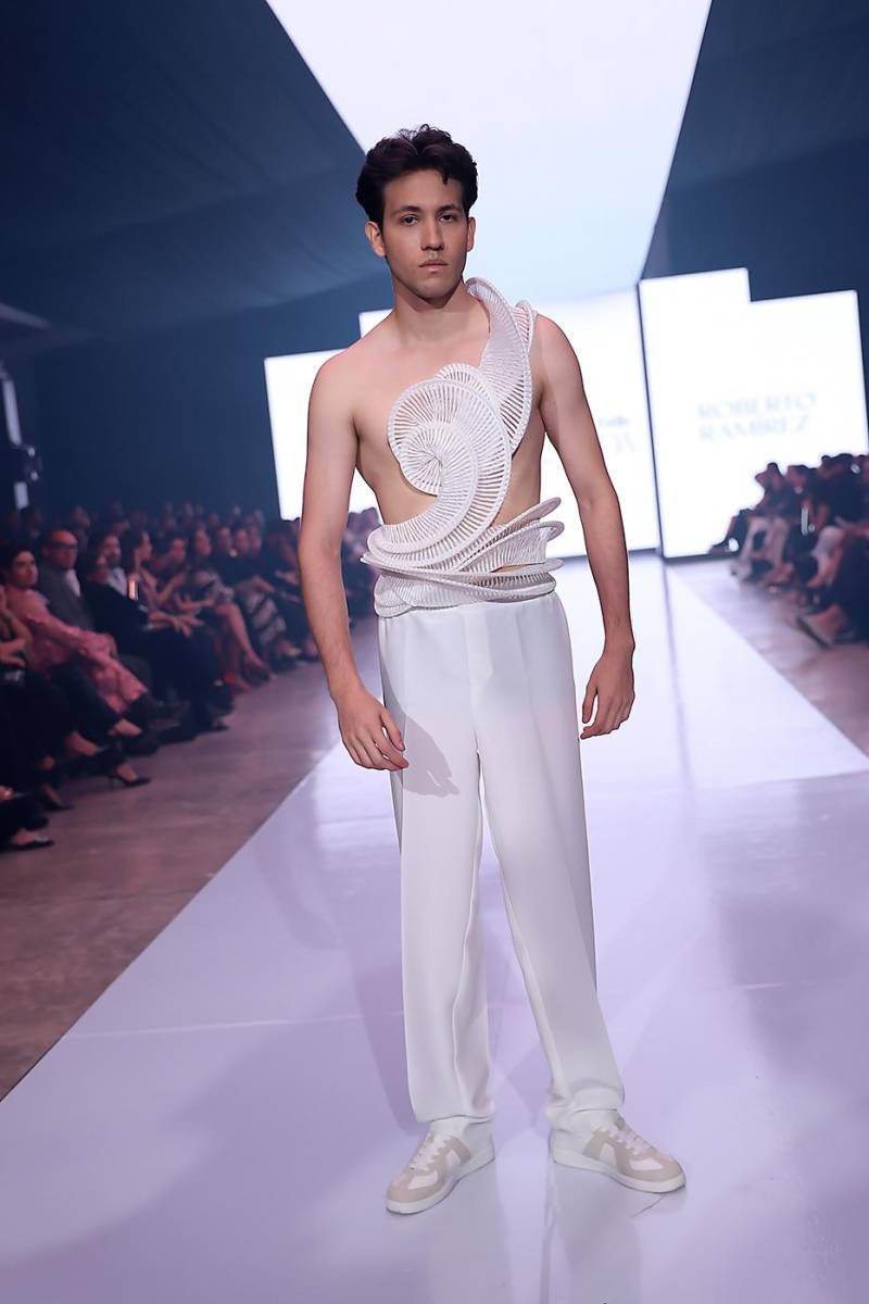 Roberto Ramírez y su verano 2026 en total white