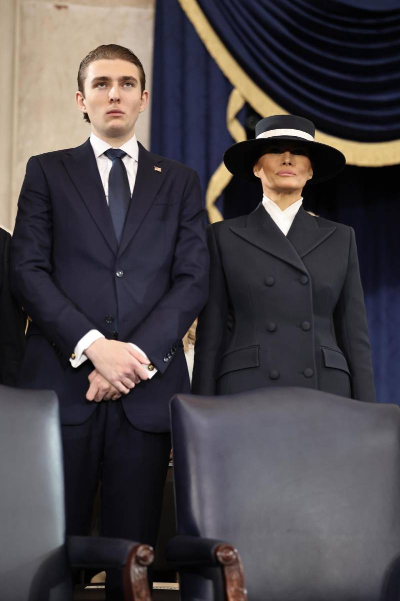 Barron Trump y su madre Melania durante la solemne ceremonia
