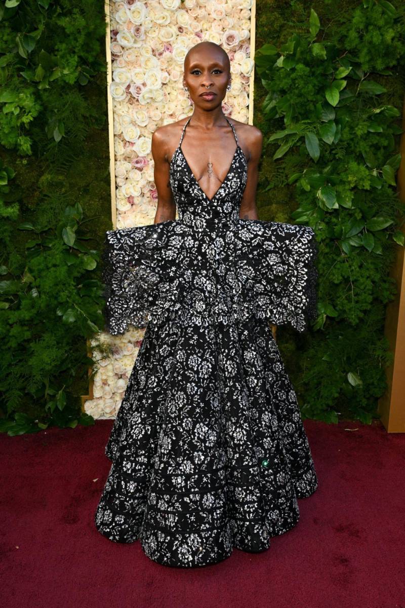 Cynthia Erivo impresionó en los Golden Globes 2025 con un elegante diseño personalizado de Louis Vuitton.