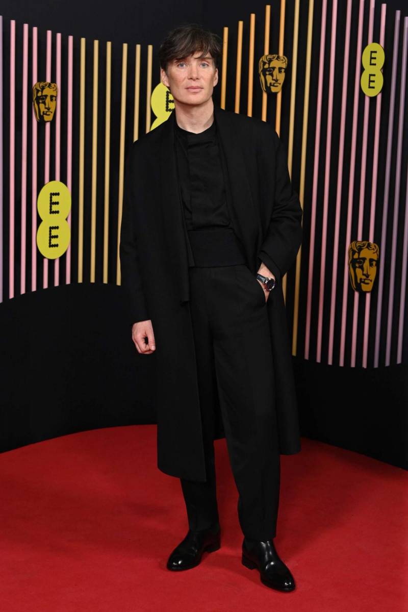 Cillian Murphy, El protagonista de Oppenheimer lució un total black look que constaba de abrigo con solapas, camisa de cuello mao con fajín ancho y unos pantalones rectos. 