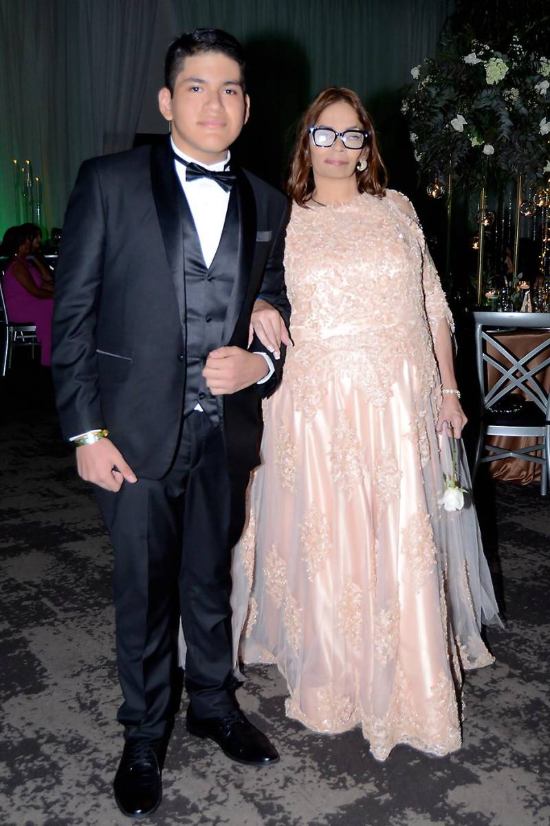 Válkiria Alfaro con su hijo Alejandro Alfaro