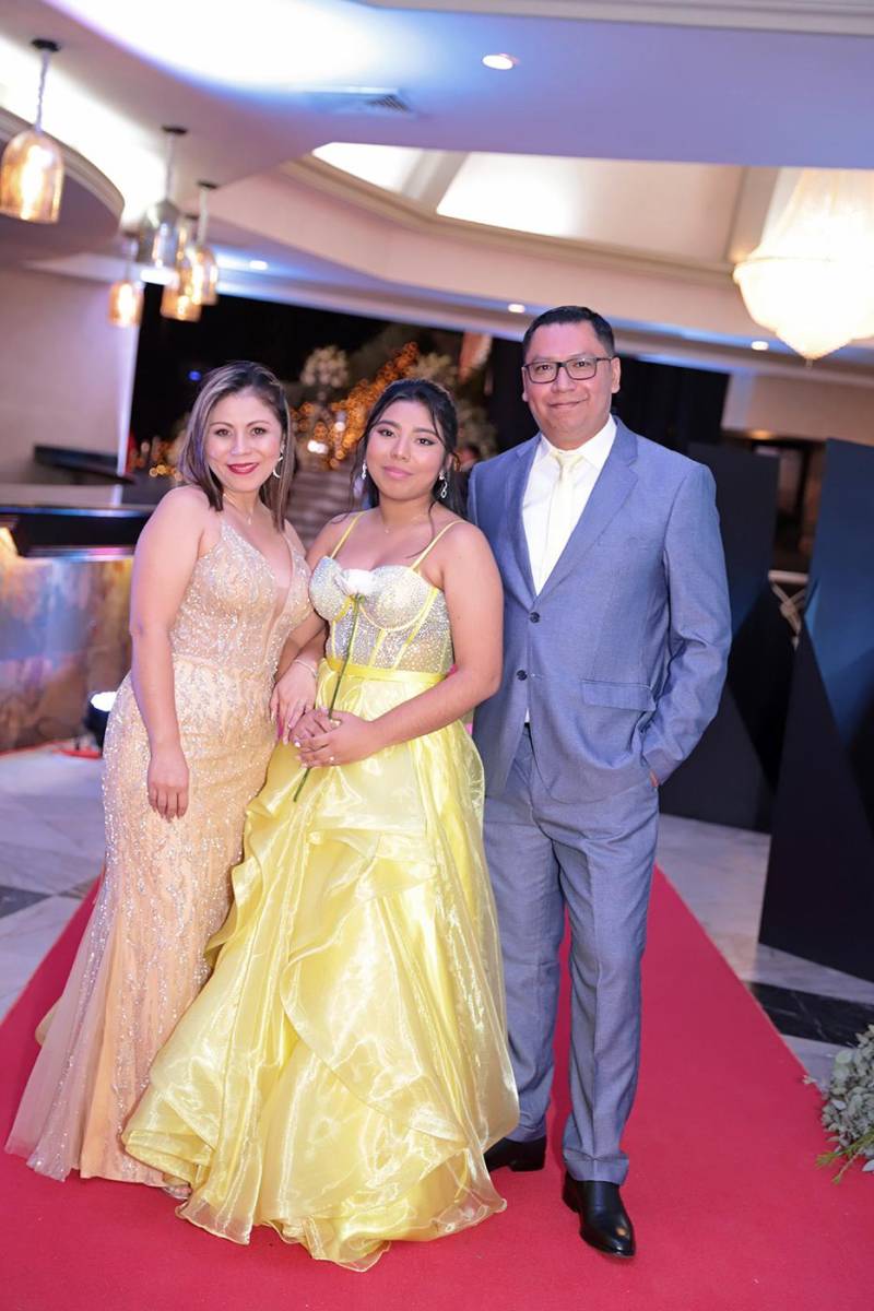 Desfile padres e hijos de la prom 2024 del Instituto Sagrado Corazón