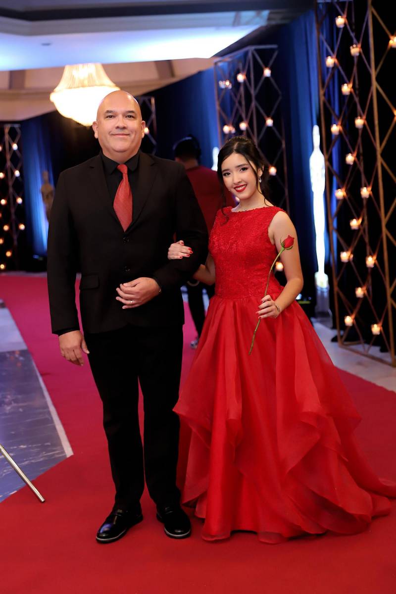 Desfile padres e hijos de la prom 2025 del Instituto San José del Carmen