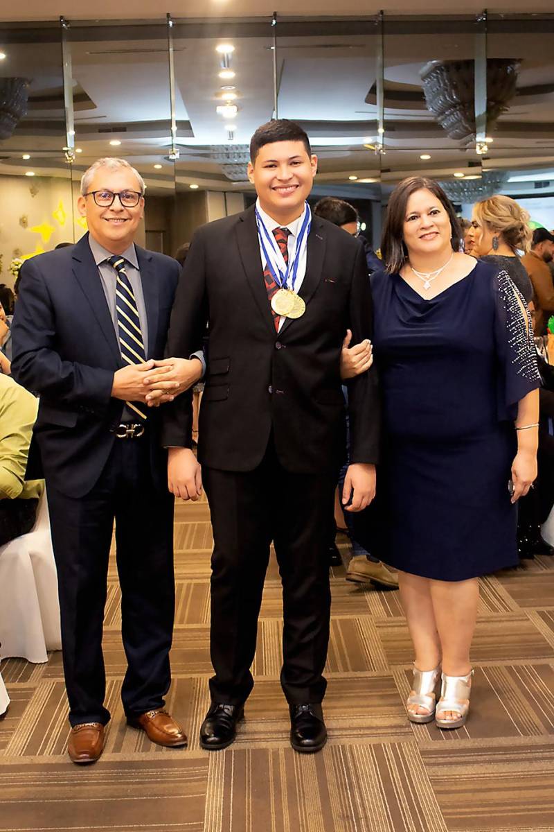 Elias Espinal junto a sus padres Miguel Espinal y Albertina Urbina.