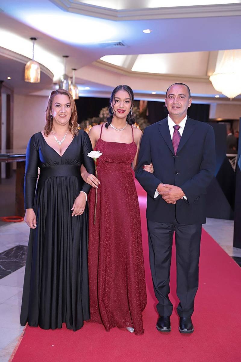 Desfile padres e hijos de la prom 2024 del Instituto Sagrado Corazón