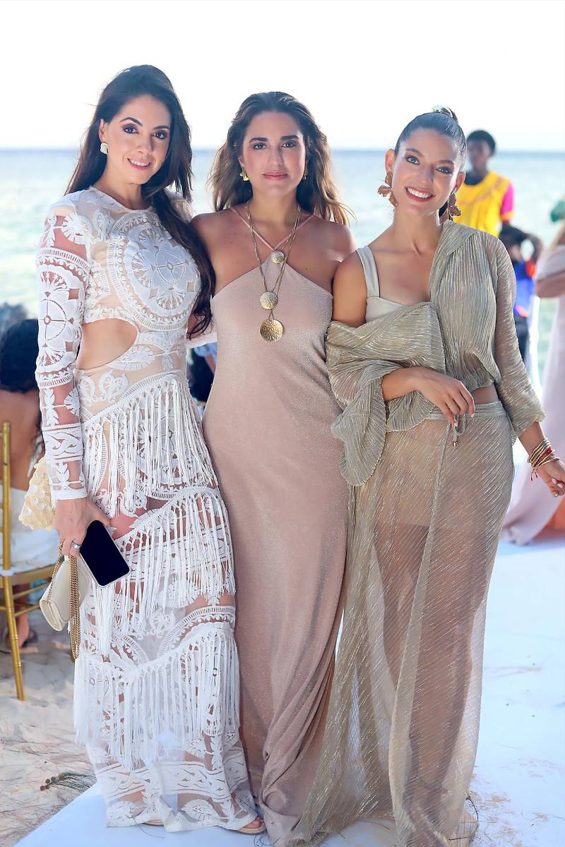 La moda, la solidaridad y el encanto incomparable de Roatán se dieron cita en una velada memorable durante el Roatán Fashion Show 2026, presentado por BAC Credomatic Honduras. Con el mar Caribe como escenario y una atmósfera llena de elegancia, invitados especiales, empresarios, líderes de opinión y amantes de la moda llegaron para disfrutar de una noche que celebró el talento creativo y, al mismo tiempo, apoyó una noble causa: beneficiar a Loving Hearts Roatán. Entre looks frescos, sofisticados y llenos de personalidad, los asistentes se convirtieron en protagonistas de una velada donde el estilo trascendió las pasarelas para convertirse en una muestra de compromiso con la comunidad. Te compartimos las imágenes de quienes fueron parte de esta noche especial.