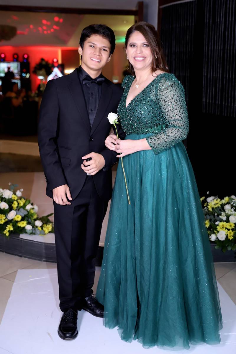 Desfile padres e hijos de la prom 2025 del Instituto San Miguel