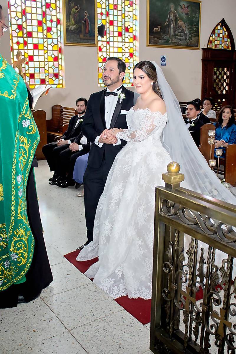 Francisco Mata y su prometida Fabiola Larach, escuchan atentos el mensaje.