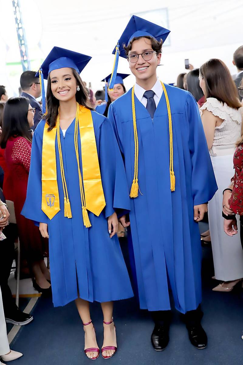 Desfile de graduados en Macris School 2023